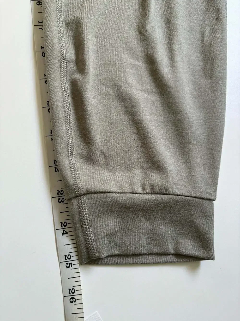 Vuori Performance Jogger Sweatpants in Olive Green Size Medium